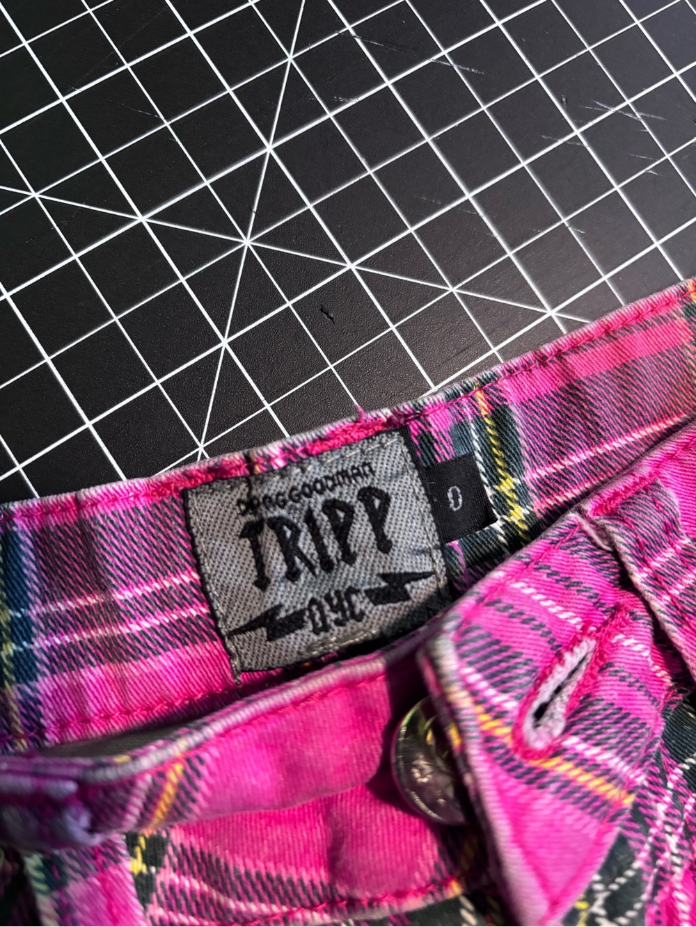 VINTAGE TRIPP NYC PINK PLAID SHORTS - size 0 - Picture 5 of 6